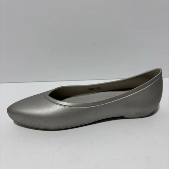 Crocs Women’s Brooklyn Silver Ballet Flats, Size 6 M - Picture 2 of 5